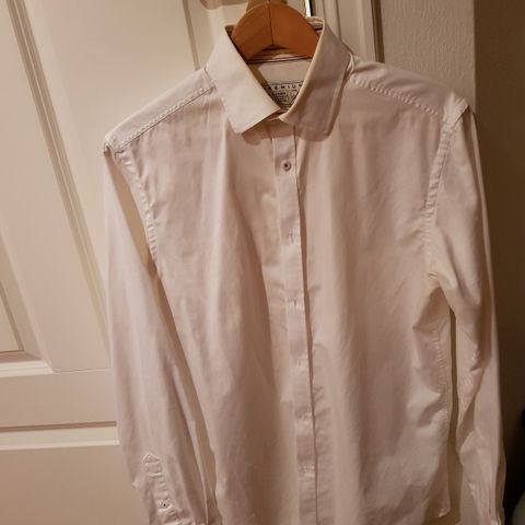 Dresskjorte/ penskjorte str M