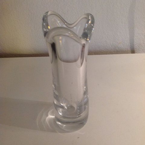 Fin liten Krystall vase .  ca. 18 cm. høy    Retro.....