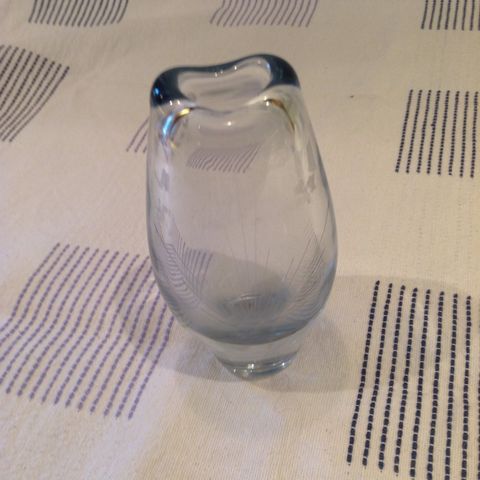 Liten fin. krystall vase , m/ strå mønster. 14 cm. høy..fin stand.. Retro...
