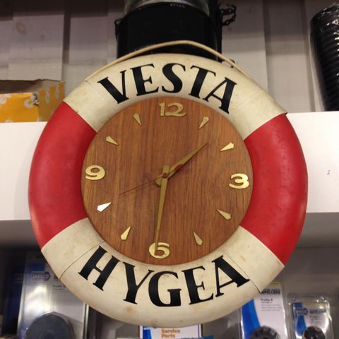 Kjøper Vesta Hygea veggklokke.