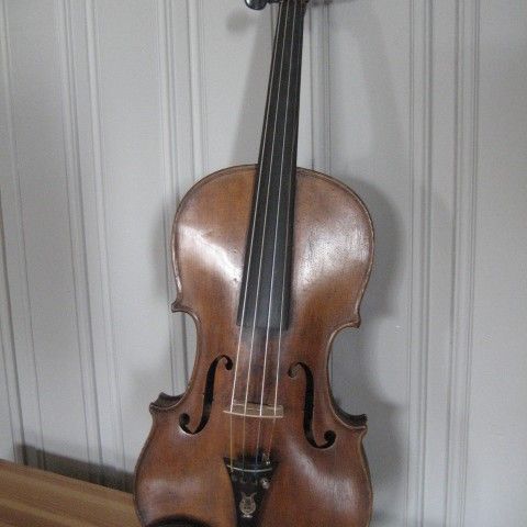 Gammel og restaurert fiolin selges.