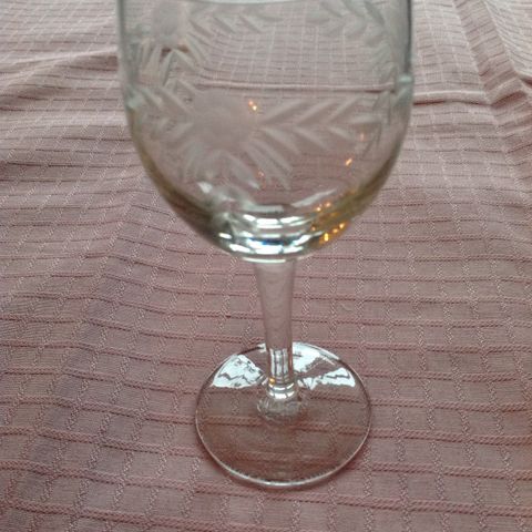 2 stk. + (3 stk.) fine  eldre stett glass., med mønster...  Retro...
