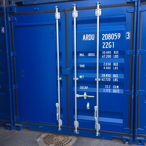 Isolert 20 Fot Container med Personaldør, EL-pakke 2xStikk og Lys Selges