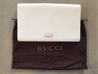 Gucci clutch med flotte detaljer i skinnet