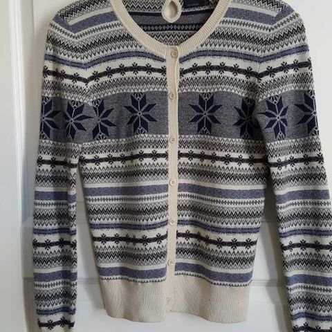 Fin mønstret grå / hvit cardigan. Vero Moda. 10% ULL.