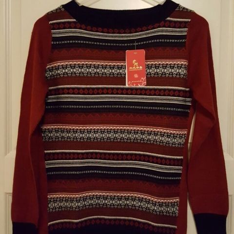NY. Nydelig mønstret genser. Med ULL. Rustfarget - mørkeblå. Artka Design.