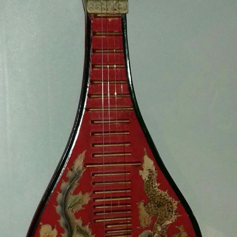 VINTAGE 4 STRENG DRAGON CHINESE GUITAR SOM DEKORASJON.