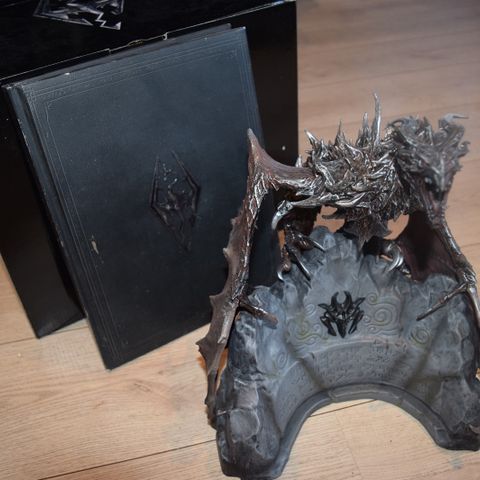 [Sjelden] Skyrim Alduin Drage Statue og bok i orginal eske!