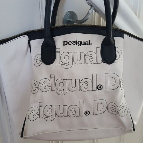 Desigual veske selges