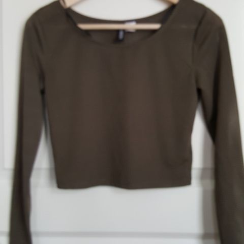 Ribbestrikket Khaki Kort Topp. H&M.