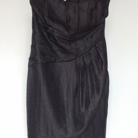 Pent brukt stroppeløs kjole H&M i str. 36 selges 100 kr