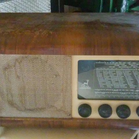 Antikk radio fra en svunnen tid