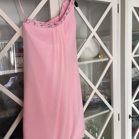 På fest? Kort selskapskjole i rosa chiffon str32/34 xs - ubrukt