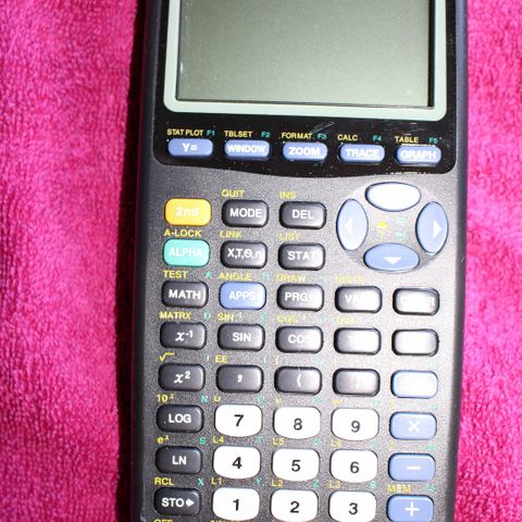 Texas Instruments TI-83 Plus.  Grafisk kalkulator