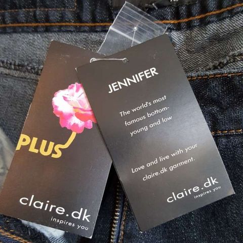 Claire.dk Jennifer Mørk Blå Sleng Jeans med Høyt Liv.