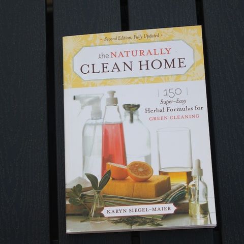 The Naturally Clean Home av Karyn Siegel Maier.