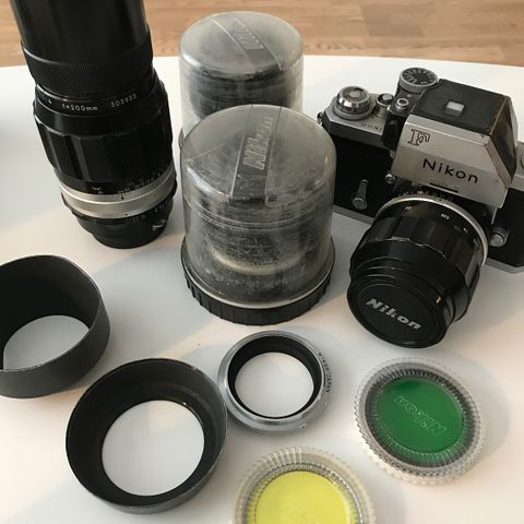 Unik mulighet: Nikon F, 4 objektiver original bag (komplett).