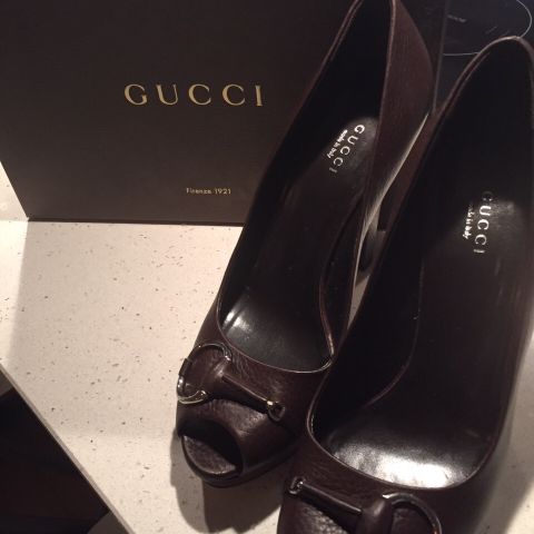 Elegante GUCCI pumps med høye hæler, mørk brun str 40,5