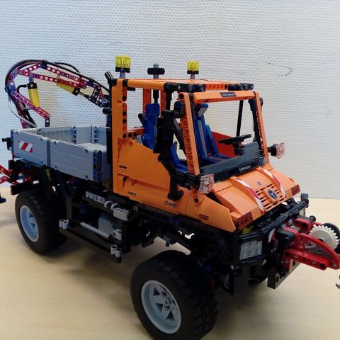 Mercedes-Benz Unimog U 400 (8110) fra Lego Technic