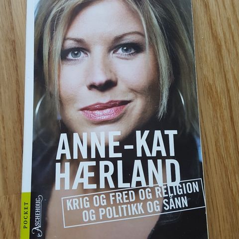 Krig og fred og religion og politikk og sånn av Anne-Kat Hærland, paperback