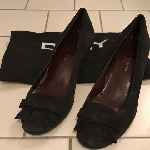 Pumps fra DKNY i sort semsket skinn