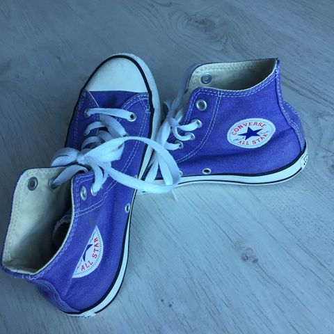 Lilla Converse All stars til salgs kr 150,-.