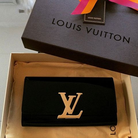 Louis Vuitton Vernis Louise Clutch