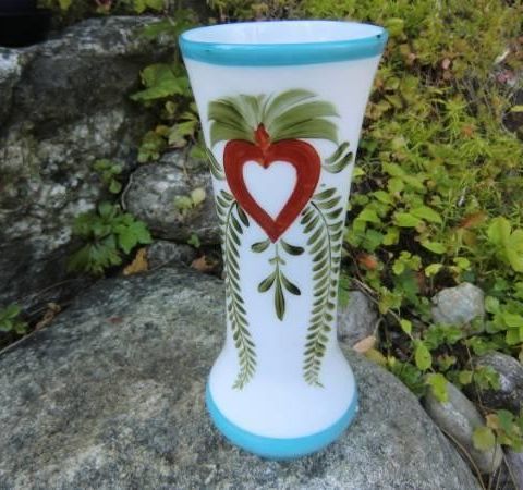 Gammel vase i opalinglass - håndmalt dekor