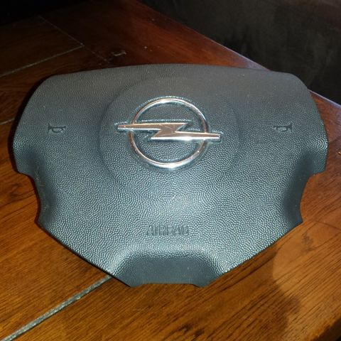 Airbager til Opel Vectra, Fargen er sort, selv om den ser blå ut på bilde