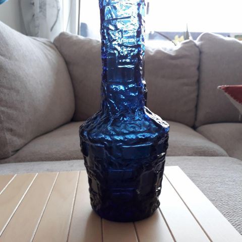 Fin blå glassvase 22 cm høy, 4 cm i diameter kan sende.