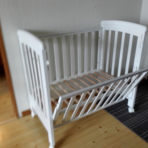 Bedside crib selges billig! med Madress .(80x50 )cm.