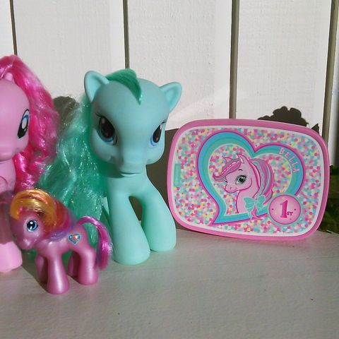 2 stk store My Little Pony fra Hasbro, en umerket.  En som snakker og går.