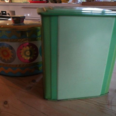 1 gamle lysegrønn, grønn boks (1 solgt!), selges.