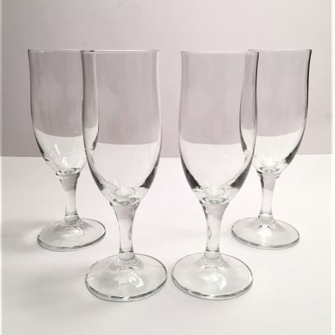 4 stk. champagneglass med stett i pressglass. 16 cl.  Høyde 16,3 cm.