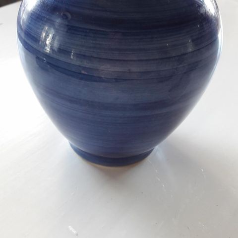 Nydelig vase 15 cm høy hb kr 200