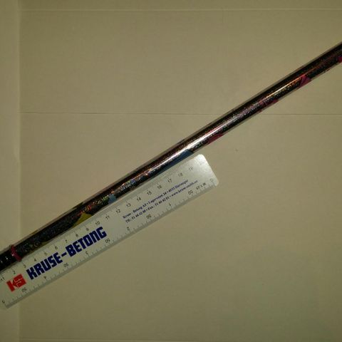 Diger blyant : "Prinsesseblyant" med viskelær, 38 cm i lengde.