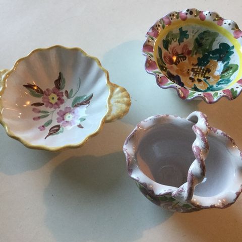 Tre nydelige, små keramikkskåler.