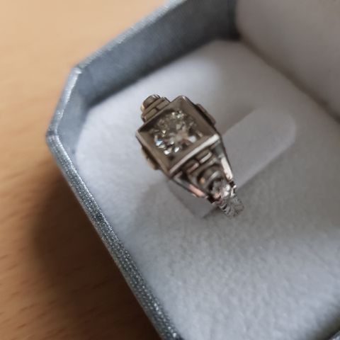 Vintage ring i 18 kt hvitt gull med sentral diamant (0.55 ct)