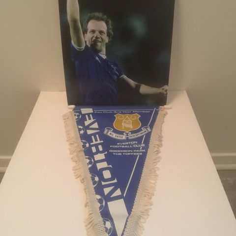 Everton - Andy Gray signert 20x25 cm fotografi + vintage vimpel