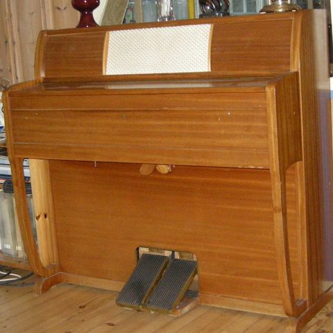 Gammelt trø-orgel produsert på Sunnmøre