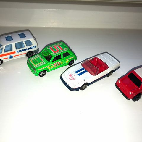 Fine retro biler - Mini, Chevrolet Corvette, Renault 5 og ambulanse