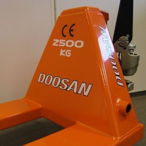 Doosan Jekketraller med quickløft.