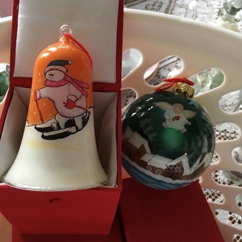 Stor julekule og bjelle i glass