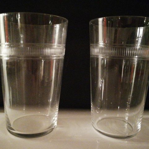 2 små antikke glass, "Farrisglass" fra Hadeland, selges