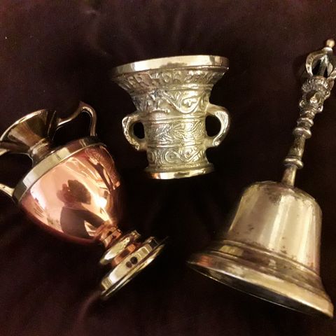 Ulike objekter i kobber, messing og bronse.