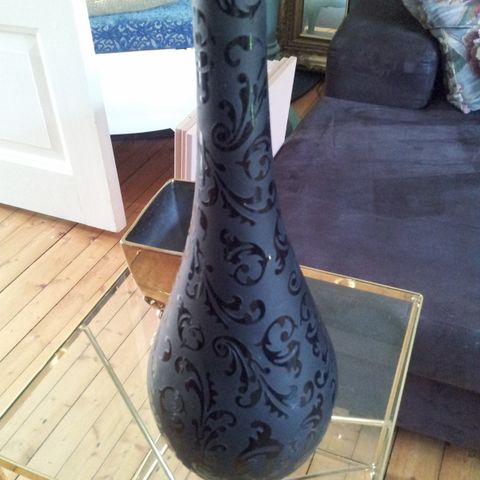 Sort vase med paisley mønster