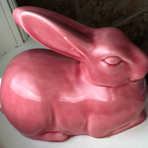 Fra 1980-tallet, rosa kanin i keramikk som tar vare på bomull