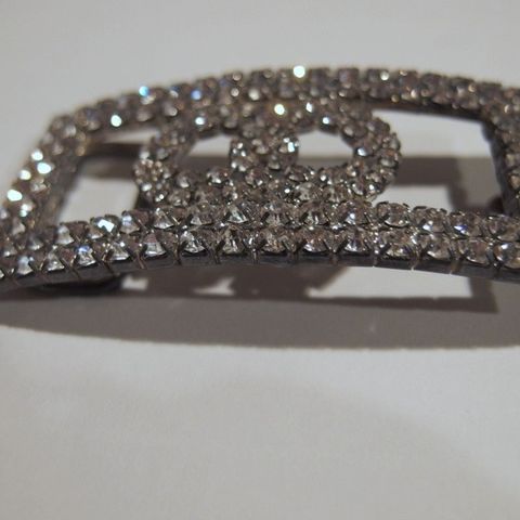 Beltespenne med strass 7 x 3,3 cm. Ubrukt