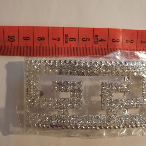 Beltespenne med strass. 9 x 4,2 cm, ubrukt.