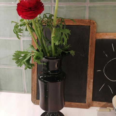 Antikk håndblåst vase i dyp rød farge, selges.